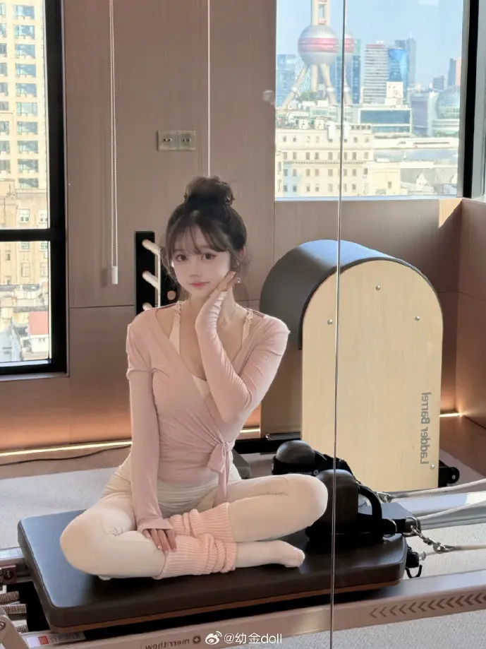 街头乞丐使用智能手机