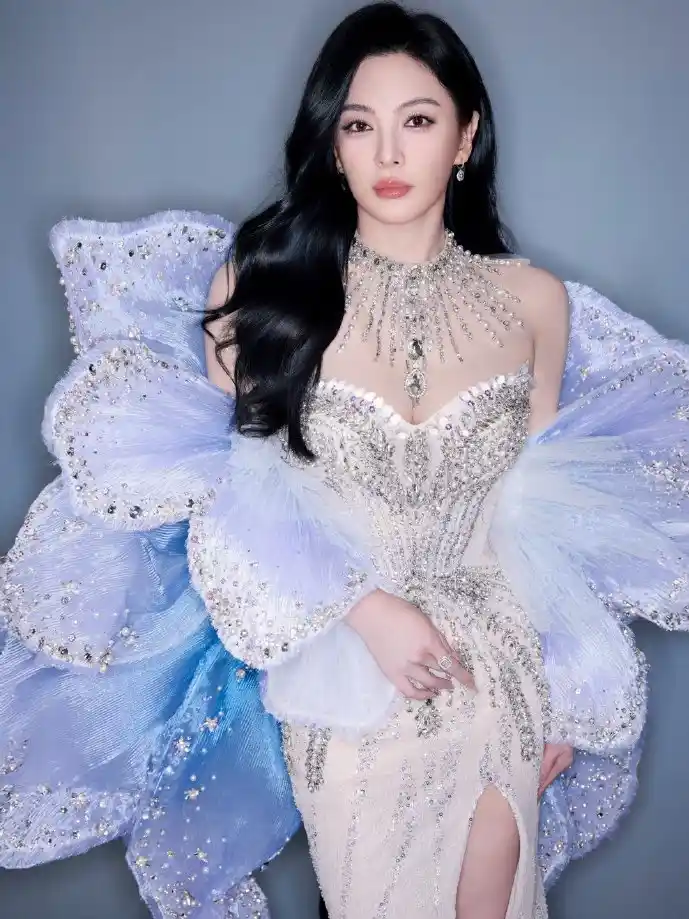 年轻人使用手机拨打电话